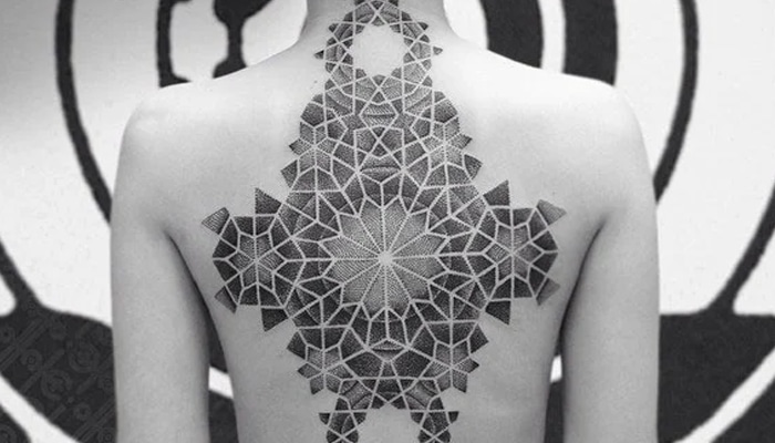 tatuajes poligonales en la espalda