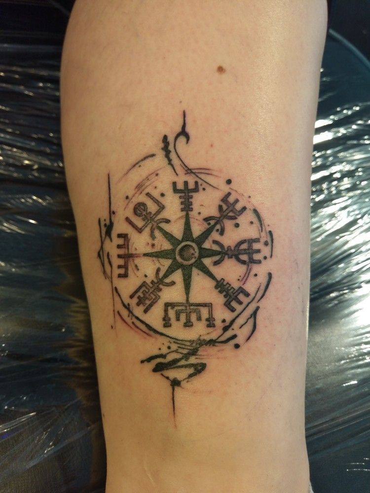 tatuaje brujula celta