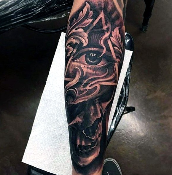 Tatuaje geométrico antebrazo hombre