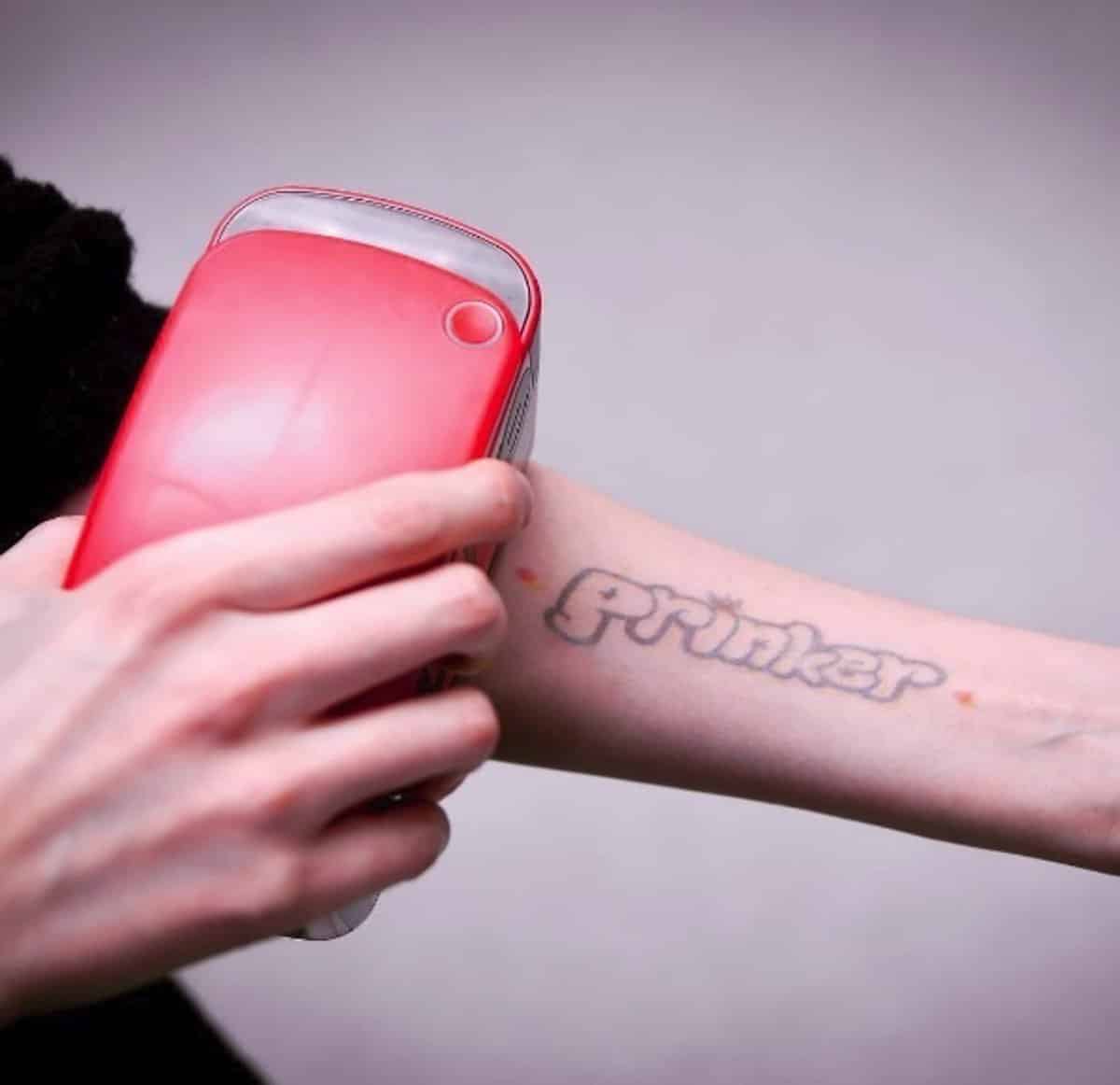 Impresora portátil que hace tatuajes temporales