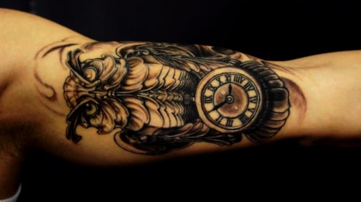 Tattoos de búhos con reloj de bolsillo