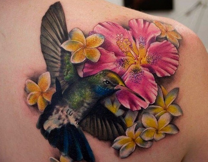 Colibrí libando flor tatuaje
