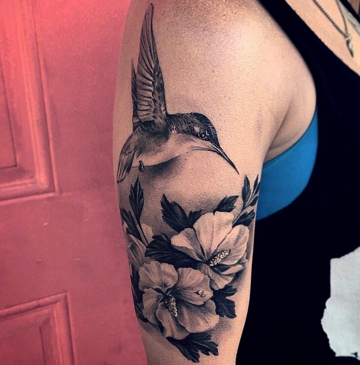 Tattoos de colibríes entre flores