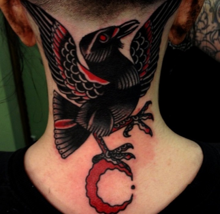 Tattoo cuervo volando hacia la luna