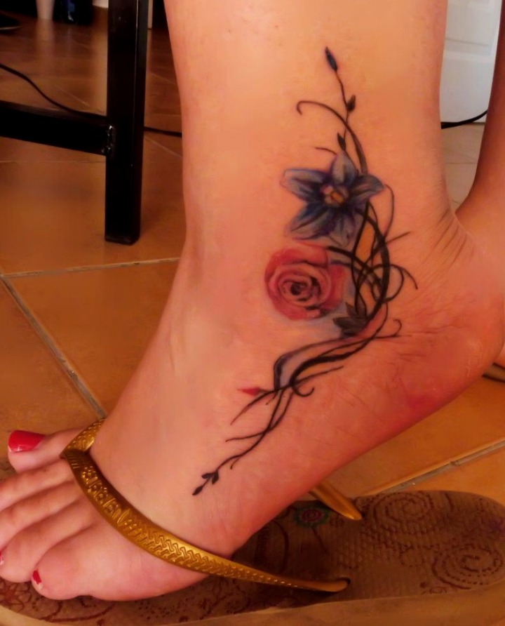 Tatuaje enredadera delicada