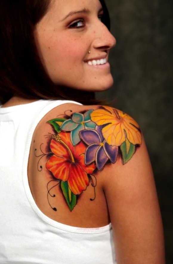 Tatuaje floral realista hombro