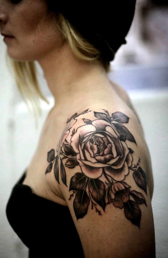 Tatuaje flores hombro mujer