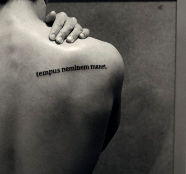 Tatuajes letras espalda