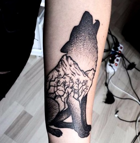 Lobo aullando a la luna tattoo