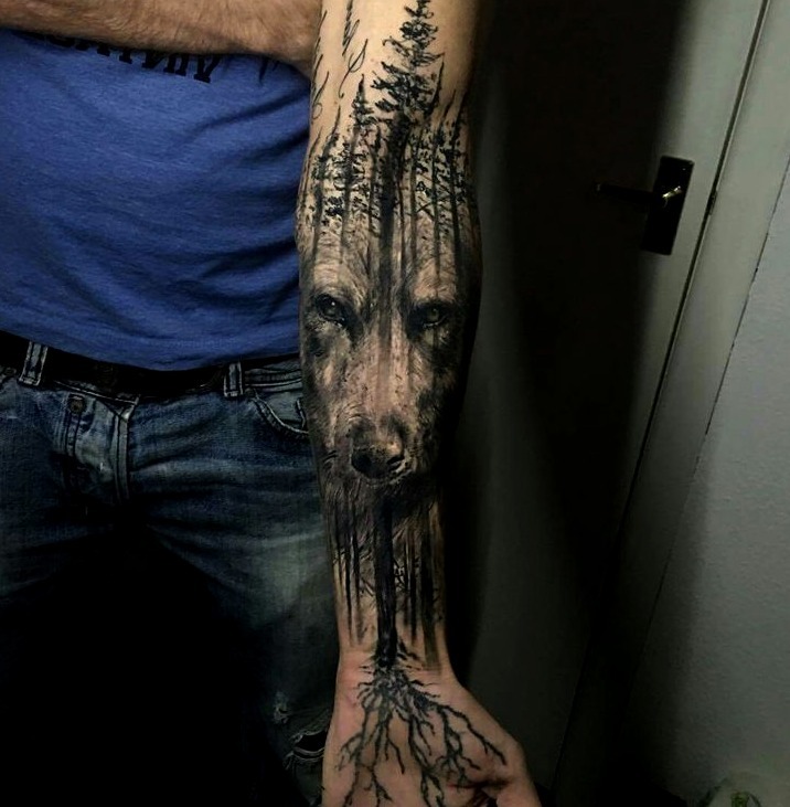 Tatuaje lobo y paisaje