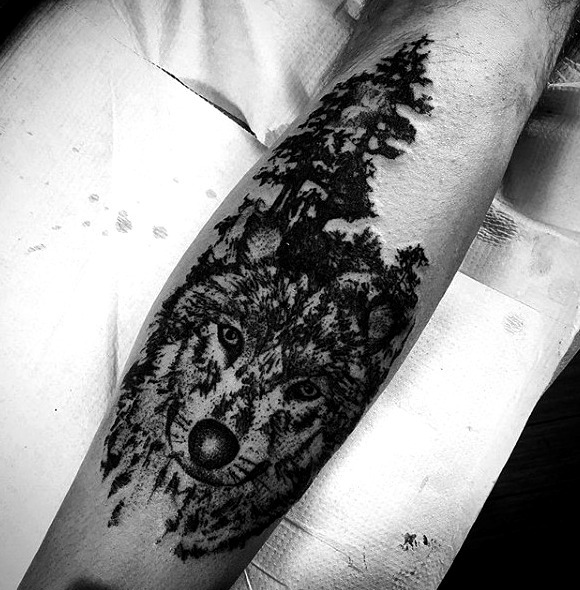 Tattoos de lobos en bosques
