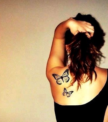 Tatuaje mariposa espalda alta