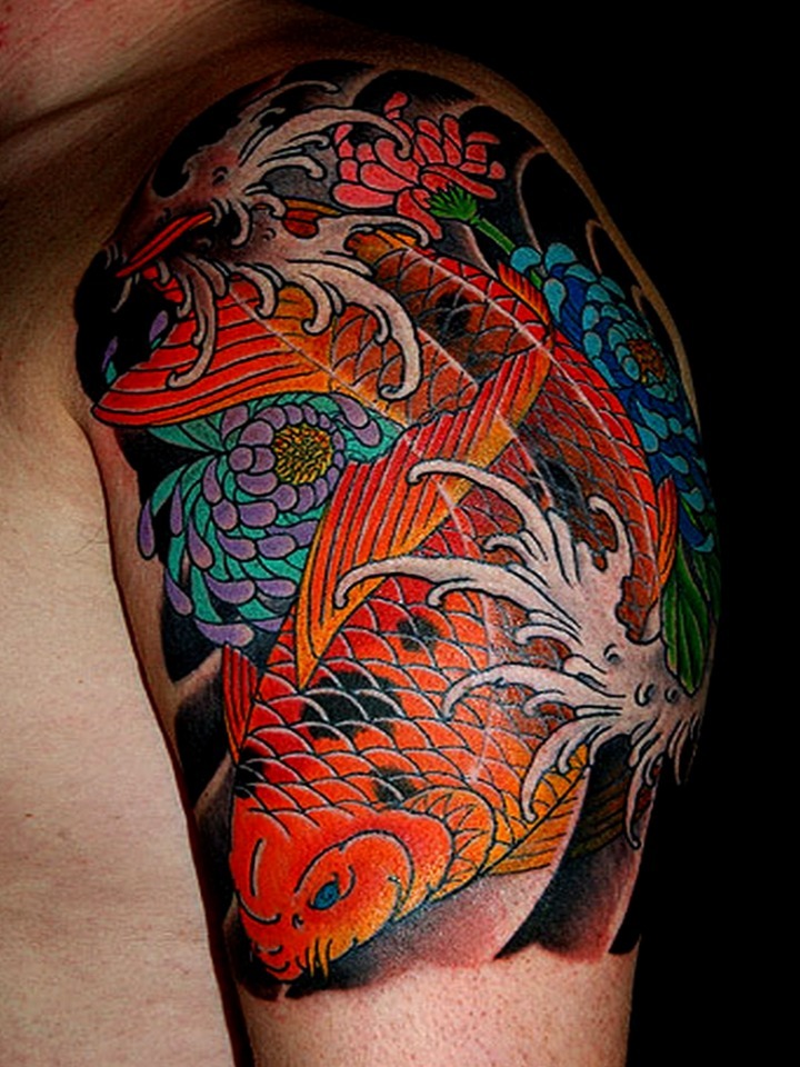 Tatuaje pez koi espalda
