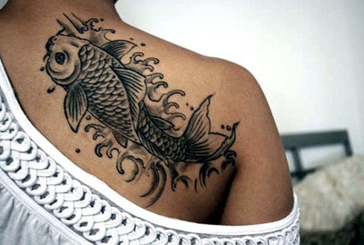 Tatuaje pez koi brazo