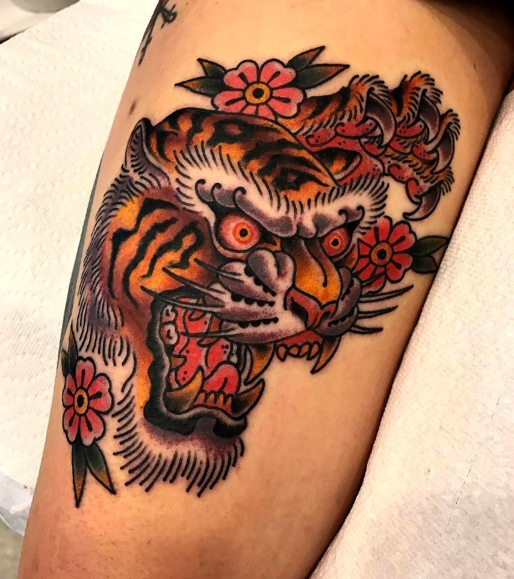 Tattoo tigre boca abierta