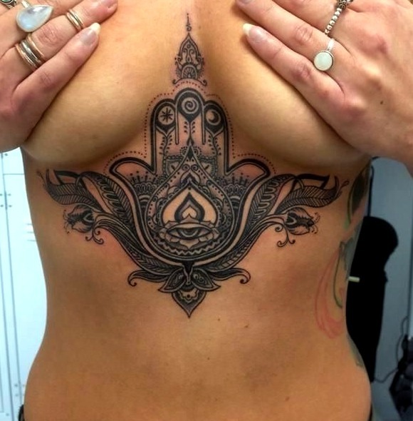 Tattoos underboob geométrico