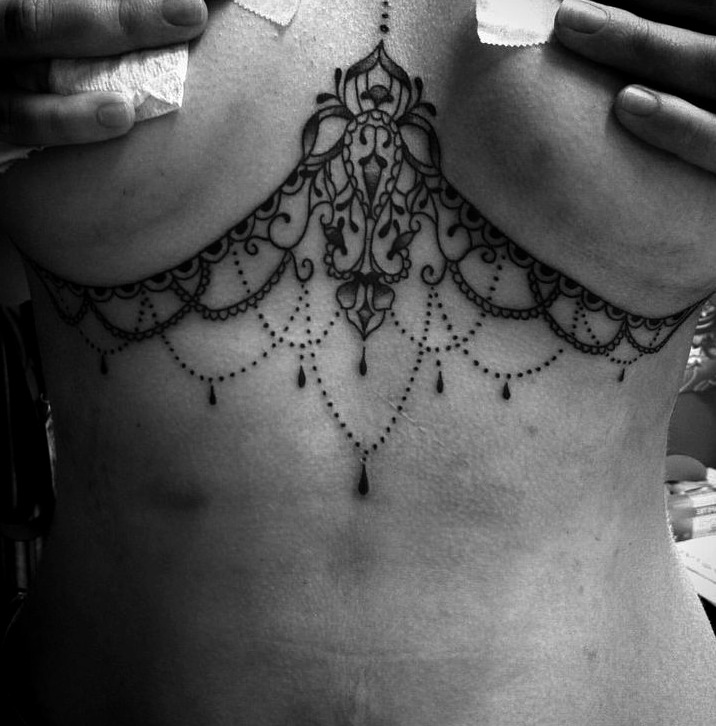 Tattoos underboob ornamentales
