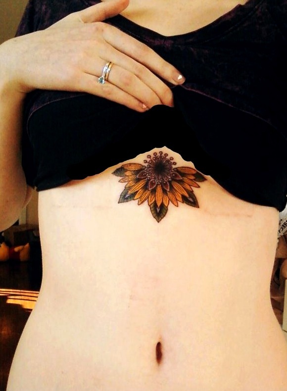Tattoos underboob minimalistas