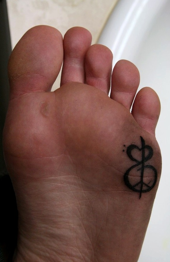 Tatuaje oculto pie