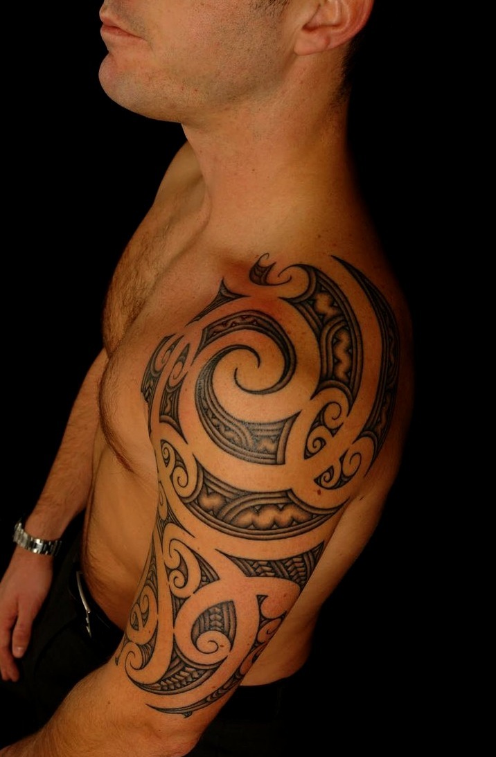 Tatuaje polinesio hombro