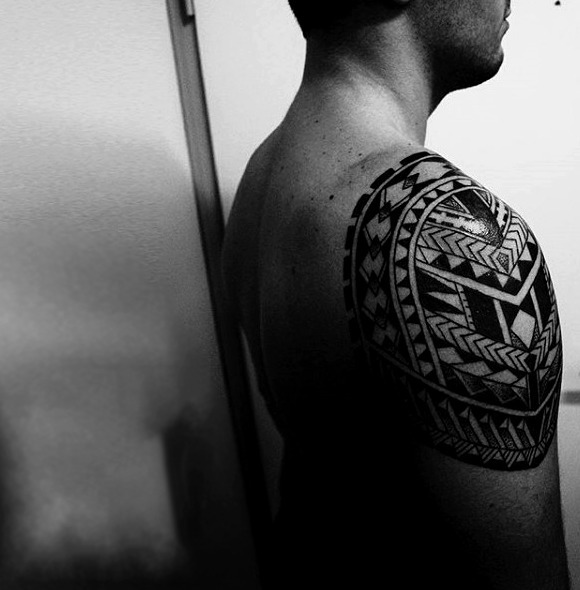 Tatuaje étnico hombro