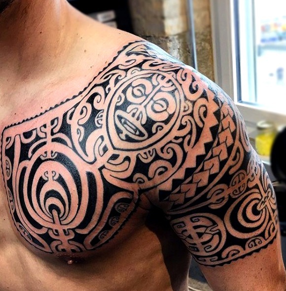 Tatuaje tribal hombro hombre