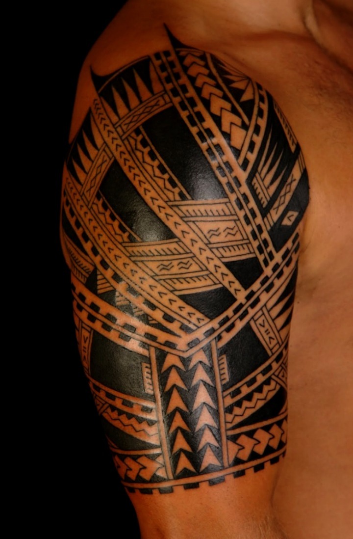Tatuaje maorí hombro