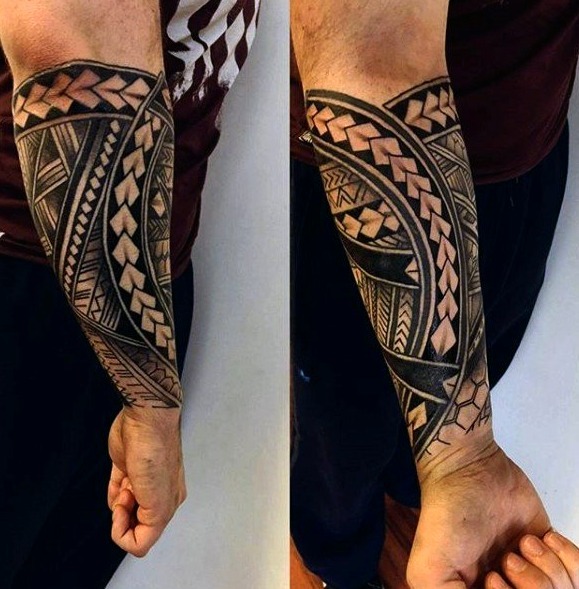 Tatuaje tribal geométrico antebrazo