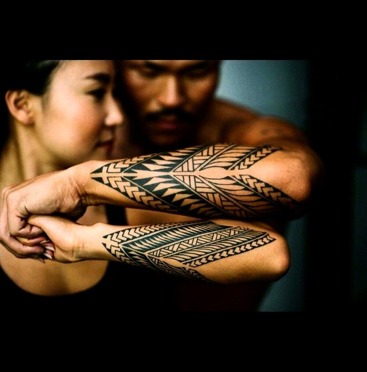 Tatuaje maorí antebrazo