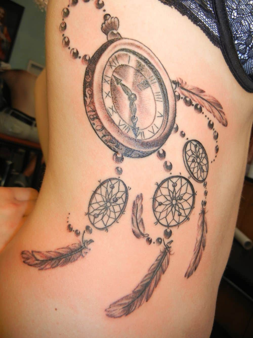 tatuaje de atrapa sueños celeste con reloj