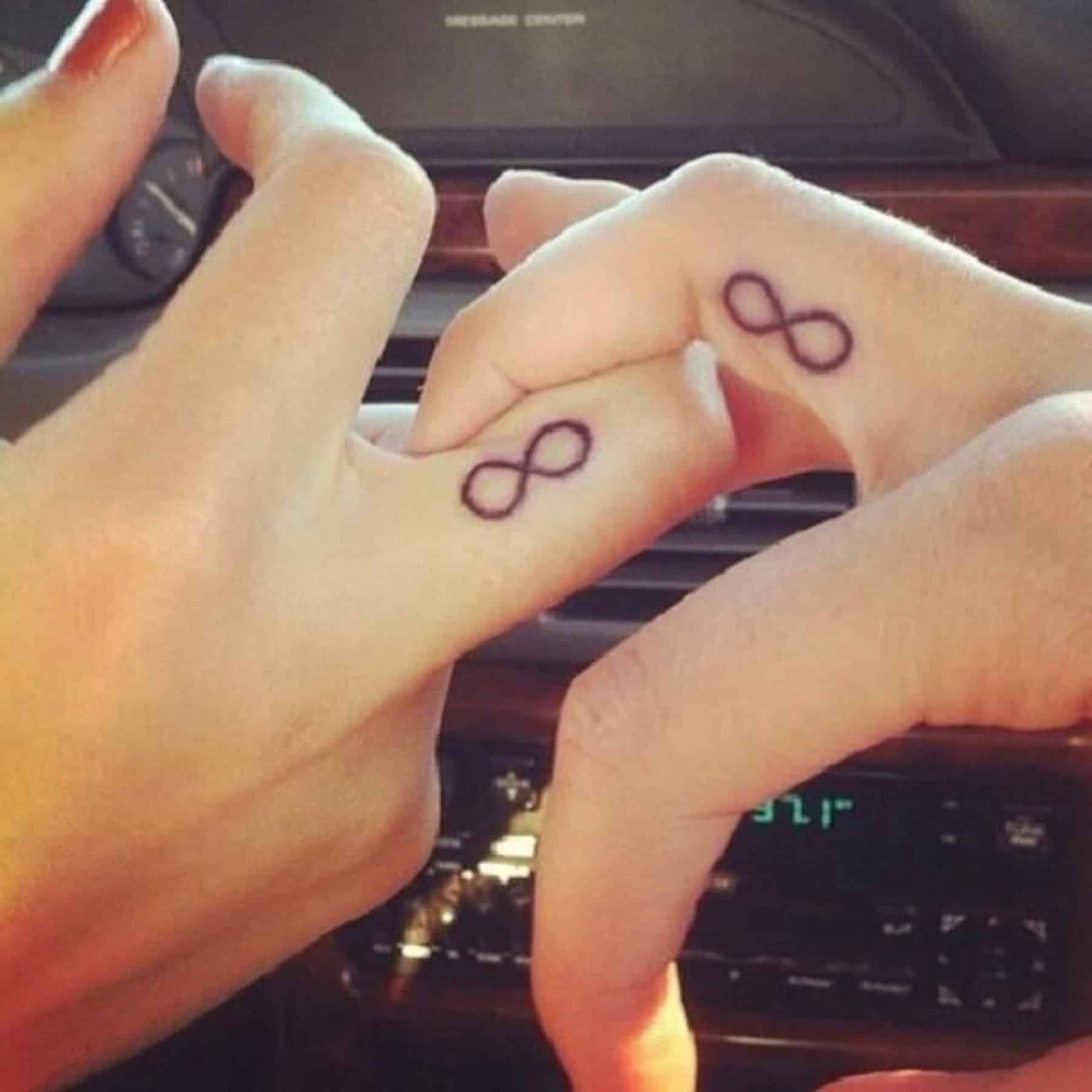 tatuaje infinito hermana