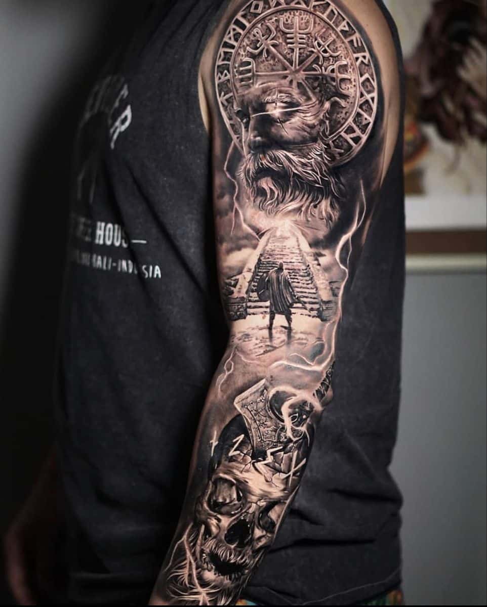 tatuaje nórdico brazo