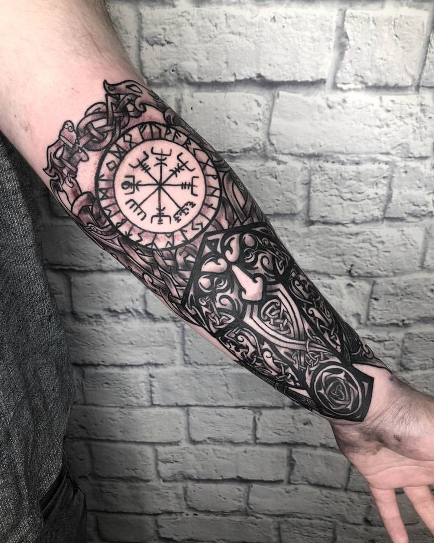 tatuaje nórdico en el brazo