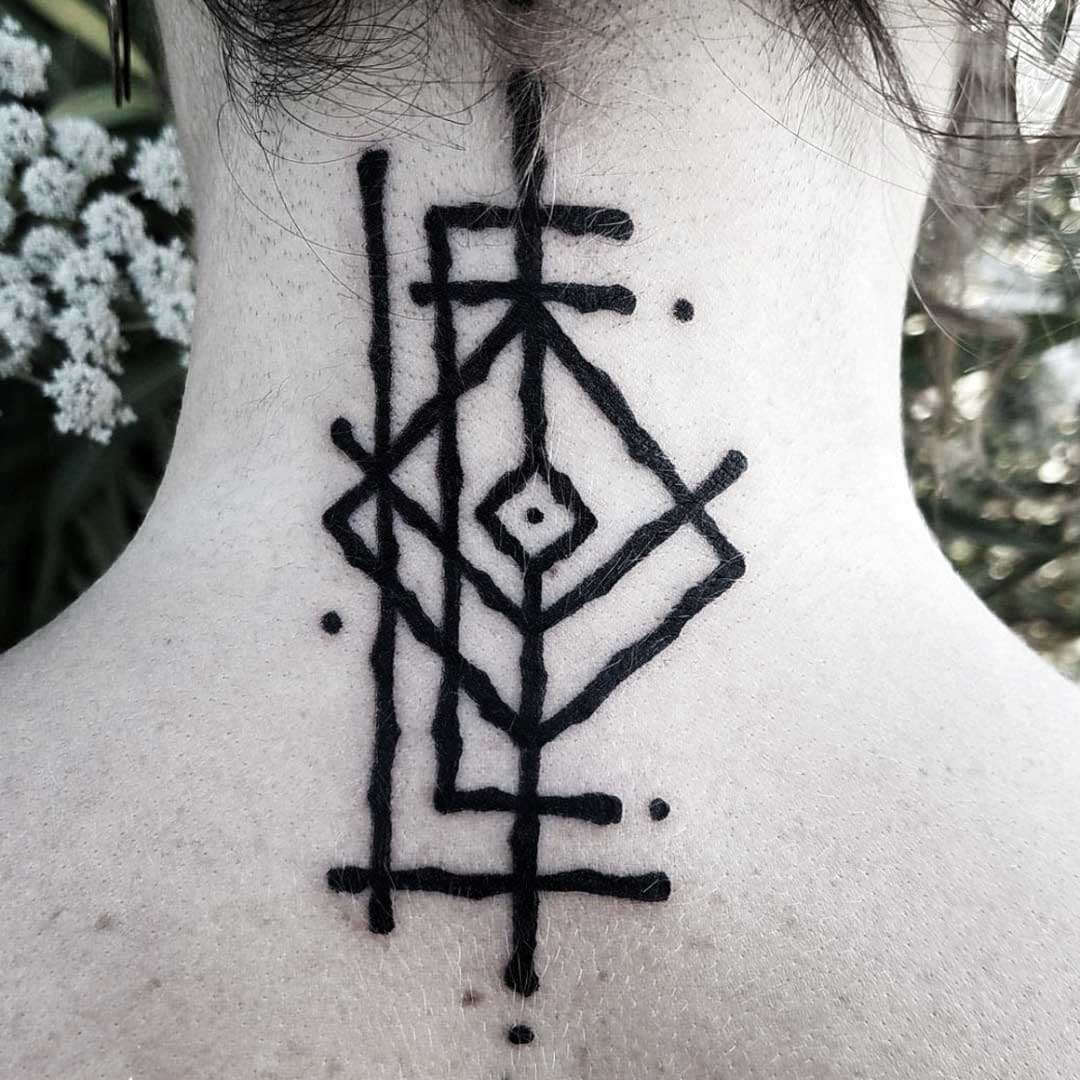 tatuaje nordico mujer