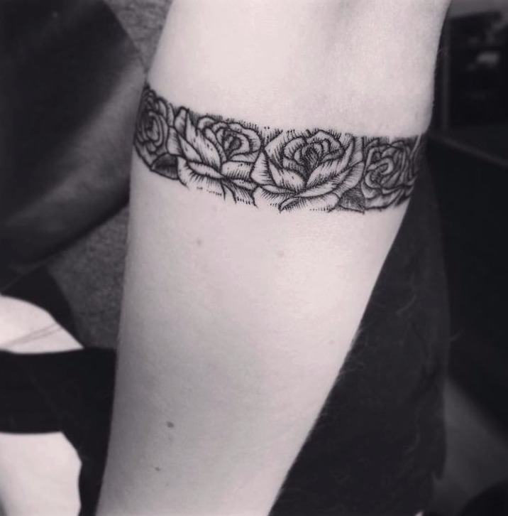 Tatuaje brazalete geométrico