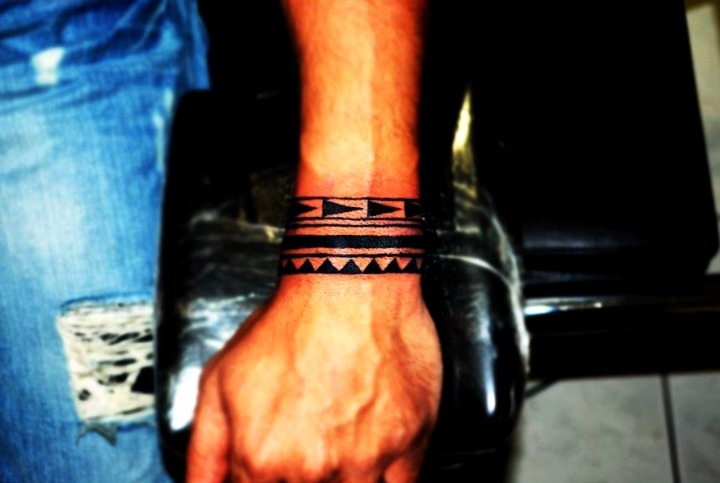 Diseño brazalete polinesio