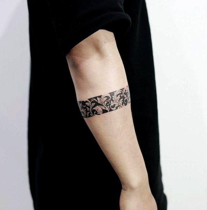 Tatuaje brazalete mujer