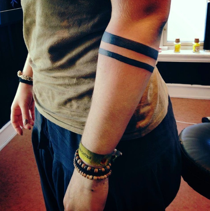 Tatuaje brazalete fino