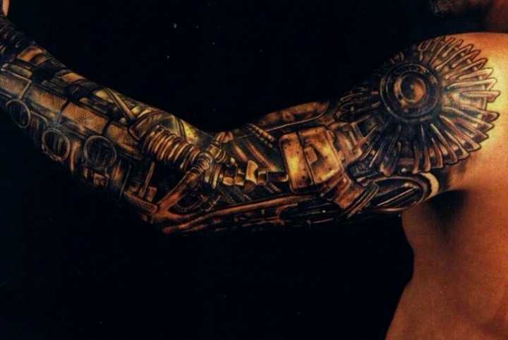 Tatuaje biomecánico brazo