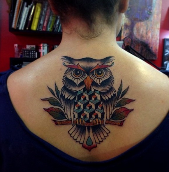 Tatuajes de búhos espalda completa