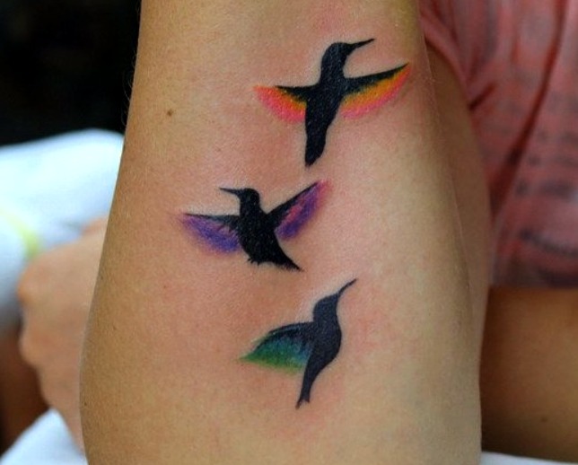 Tatuaje de colibrí en vuelo