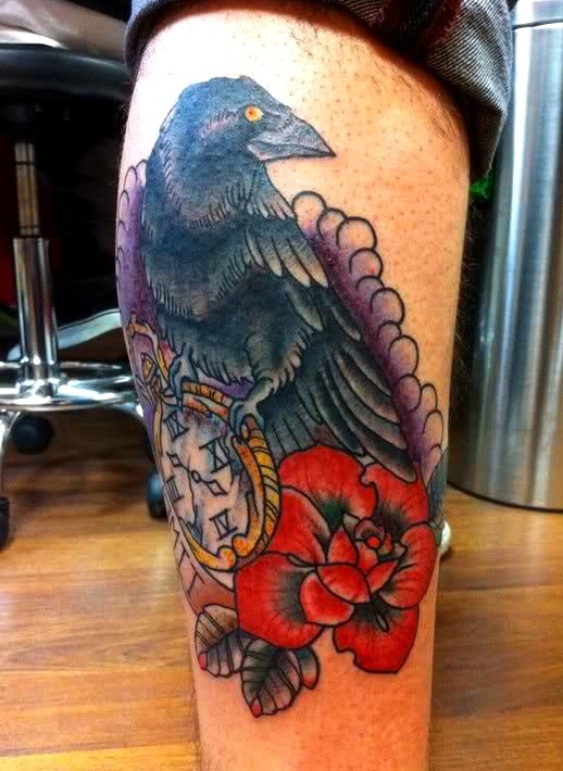 Tatuaje cuervo en el hombro