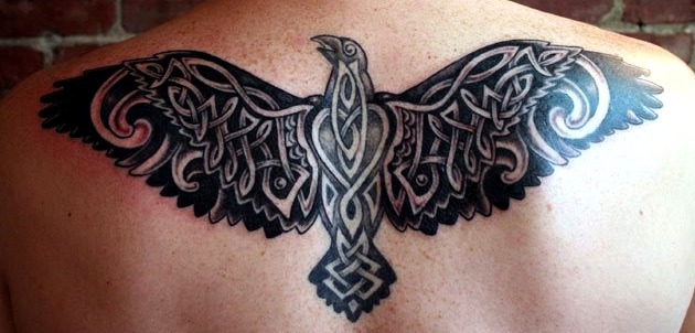 Tatuaje tribal de cuervo