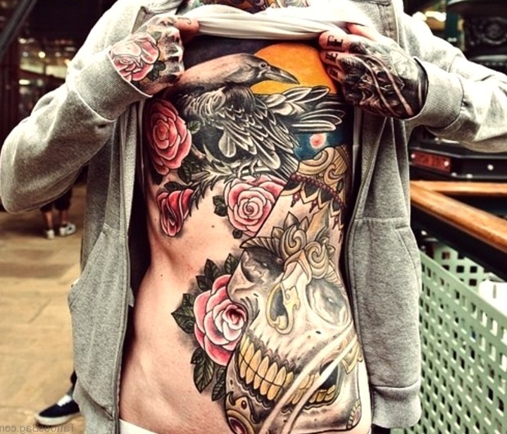 Diseño calavera y cuervo realista