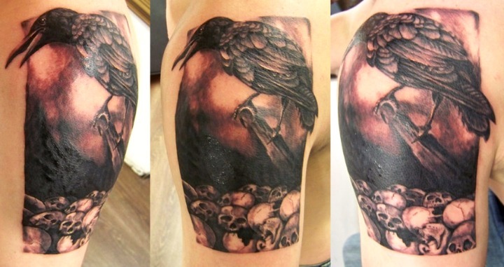 Tatuaje cuervo y cráneo