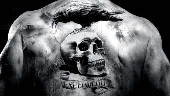 Tatuaje cuervo sobre calavera