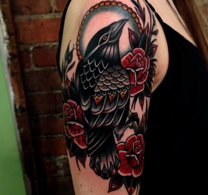 Tatuaje cuervo y rosas realistas