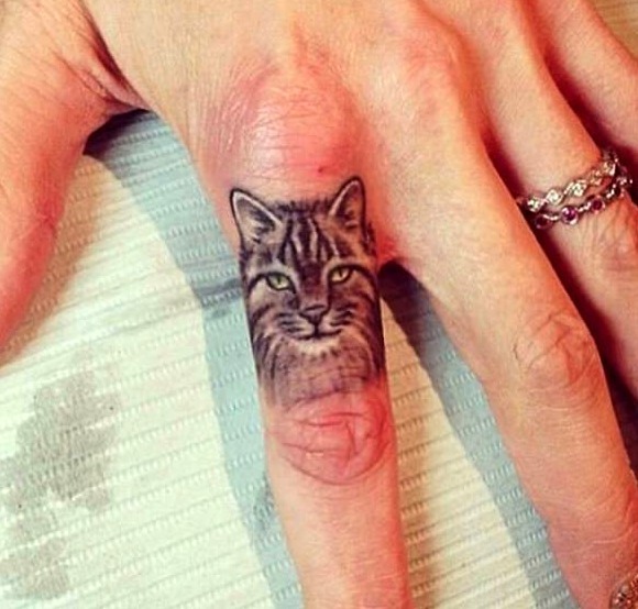 Tatuaje gato pequeño muñeca