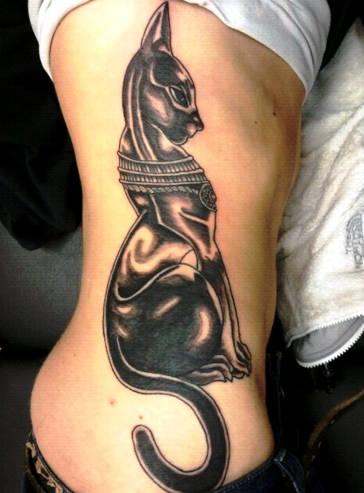 Tatuaje de gato egipcio realista
