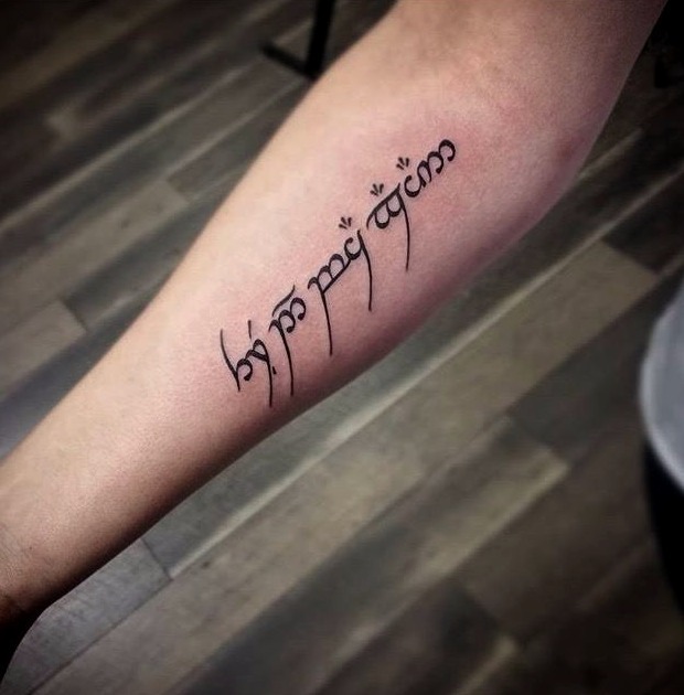 Tatuaje letras élficas
